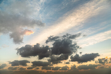 Wolken am Himmel bei Sonnenuntergang