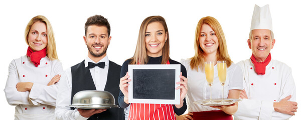 Mitarbeiter aus Gastronomie mit leerer Kreidetafel