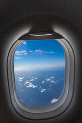 Horizon à travers un hublot d’avion 