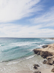 Fototapeta na wymiar Formentera. Blauer Ozean und Steinküste.