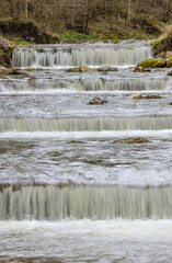 Bach mit Steinen und sprudelnden Wasser