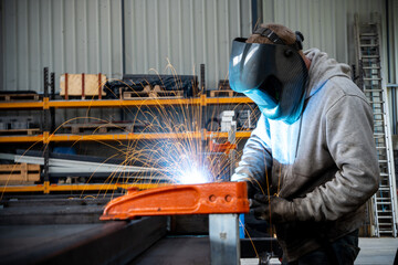 travailleur soudeur en train de fabriquer