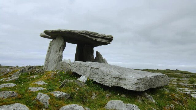 Poulnabrone Dolmen Stone Age tomb in table formation in the Republic of Ireland