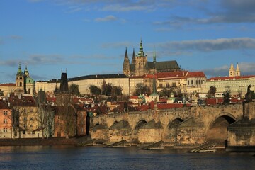 Fototapeta na wymiar Majestätisch erhebt sich hinter der Karlsbrücke das Burgviertel mit Veitsdom in Prag.