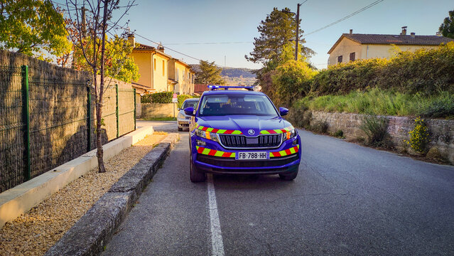 Vaison la Romaine - France - 04 avril 2023 -  voiture de gendarmerie, de marque Skoda,  en intervention sur un automobiliste en infraction dans une rue 