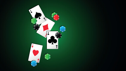casinò, carte da poker con fiche sparse sul tappeto verde, concetto gioco d'azzardo, croupier