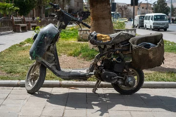 Tuinposter old, rusty scooter, dirty motorbike © hanohiki