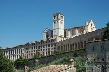 Fototapeta na wymiar Panorama della Basilica di Assisi vista dalla valle del territorio