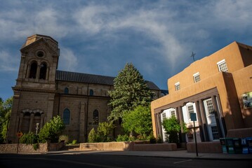 Naklejka premium Low angle shot of Santa Fe plaza and a church against a blue sky in New Mexico
