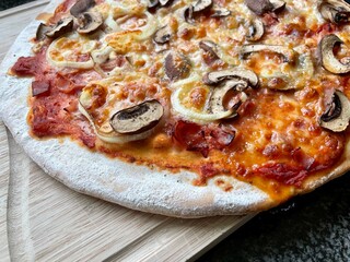 Pizza mit Pilz und Schinken und Mozzarella 