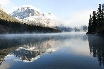 Fototapeta na wymiar Emerald lake in the morning
