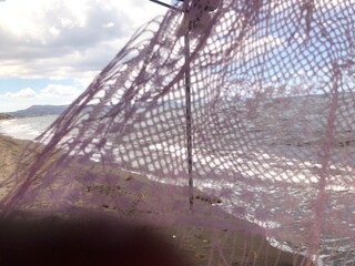 tela rosa con mar de fondo