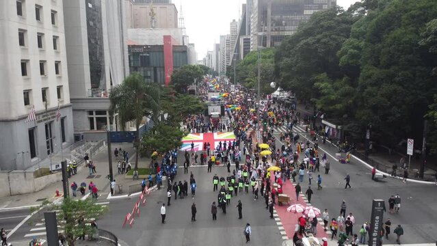 Parada Orgulho LGBT Gay Homosexual Evento S&atilde;o Paulo Paulista Festa Ativismo Direitos Gays M&uacute;sica Trio El&eacute;trico Multid&atilde;o Drag Monta&ccedil;&atilde;o UK Reino Unido MASP SP Sampa Celebra&ccedil;&atilde;o Homofobia L&eacute;sbicas Drone