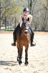Gl&uuml;ckliche Reiterin mit Pferd