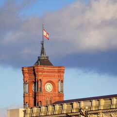 Turm des Roten Rathauses vor blauem Himmel mit Gewitterwolke