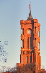 Turm des Roten Rathauses vor blauem Himmel