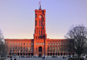 Rotes Rathaus vor blauem Himmel