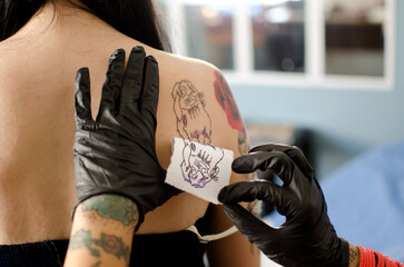 Tattoo artist stencil tatuador colocando estencil