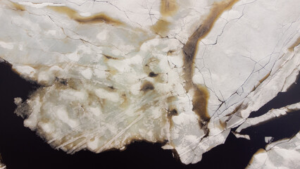 Obraz premium Melting ice in the spring on a lake in the Canadian forest in Quebec