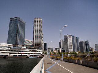 Fototapeta na wymiar みなとみらい大橋と横浜ベイクォーター　神奈川県
