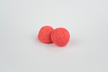 Deux bonbons fraises sur fond uni clair