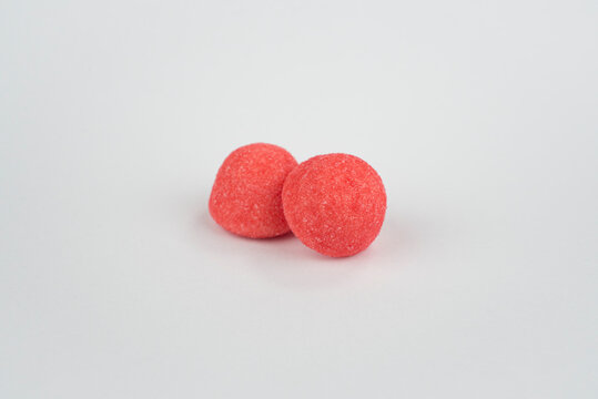 Deux bonbons fraises sur fond uni clair
