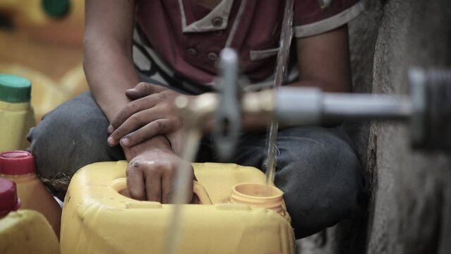 Water crisis due to the war and the siege on the city of Taiz, Yemen