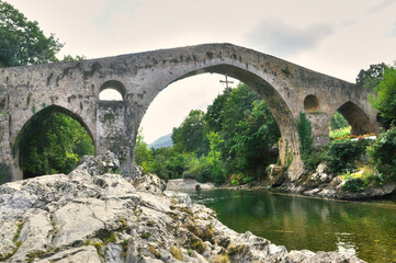 Fototapeta na wymiar Cangas de Onis Roman Bridge with Cross