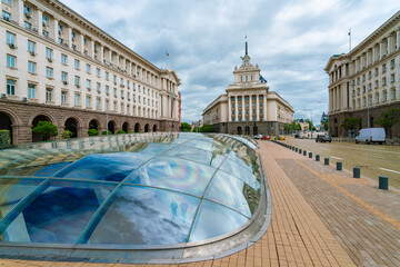 Obraz premium National Assembly of Bulgaria and council of ministers at independence square in Sofia.