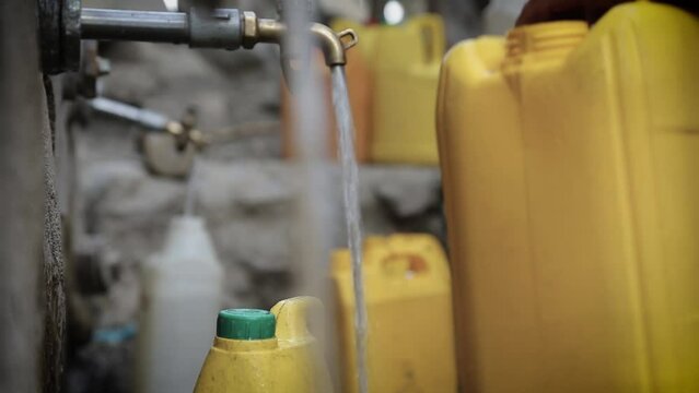 Water crisis due to the war and the siege on the city of Taiz, Yemen