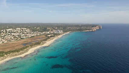 survol aérien des plages et hôtels resort club et eaux turquoises de Son Bou à Minorque dans les iles baléares en Espagne
