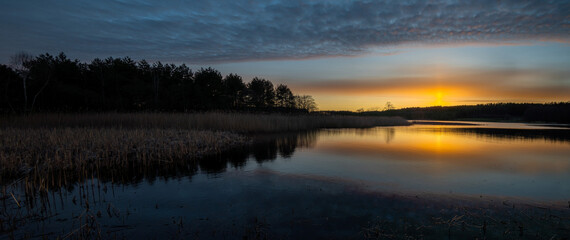 jezioro o swicie © Marek