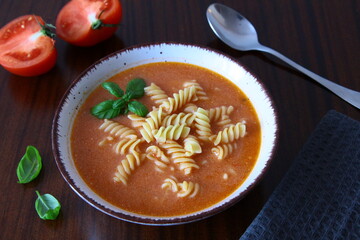 Zupa pomidorowa z makaronem i listkami bazylii