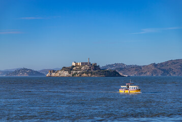 Alcatraz Island and Water Taxi - obrazy, fototapety, plakaty
