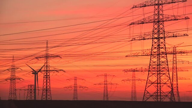 Hochspannungsmasten im Morgenrot , Bergheim, Nordrhein-Westfalen, Deutschland