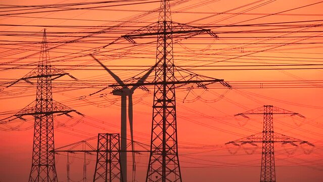 Hochspannungsmasten im Morgenrot , Bergheim, Nordrhein-Westfalen, Deutschland