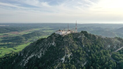 abbaye et église au sommet du monte toro sur l'île de Minorque aux baléares (Espagne) - obrazy, fototapety, plakaty