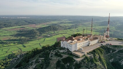 abbaye et église au sommet du monte toro sur l'île de Minorque aux baléares (Espagne)