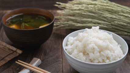 日本の食事｜おいしそうなご飯と味噌汁と収穫した稲穂