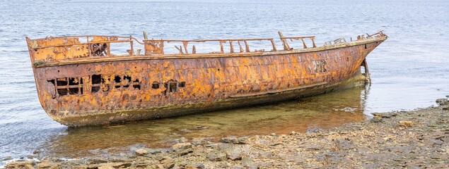 Ein altes Walfänger Wrack in Whalebone Cove vor Stanley auf den Falklandinseln. Stanley im...