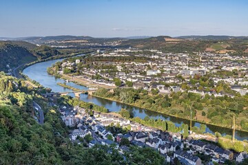 Ein atemberaubender Panoramablick vom Berg bei der Mariensäule über Trier und das Moseltal bei...