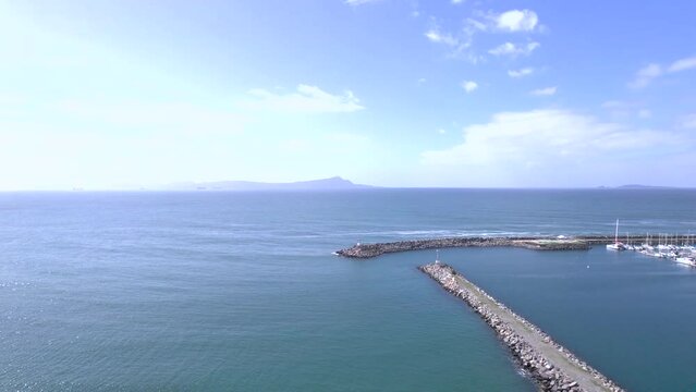 Paisaje de mar y puerto de piedras