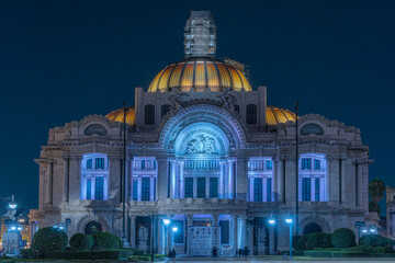 Fototapeta na wymiar Palacio de Bellas Artes iluminado en la noche, cultura mexicana. Ciudad de México. Fue construido para el centenario de la Guerra de Independencia en 1910. 