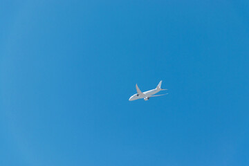 Fototapeta na wymiar 青空を飛ぶ白い飛行機 
