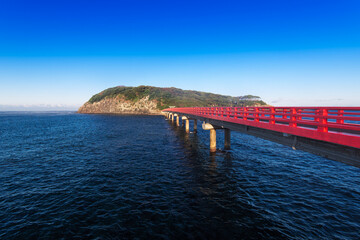 Obraz premium 大湊神社に渡る赤い橋と雄島