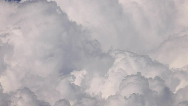 積乱雲頂部の白い雲のゆっくりとした流れ