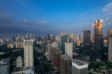 Obraz premium aerial shoot of Jakarta skyline during the golden hour. Jakarta is the capital city of indonesia that also one of the most populated city in the world.