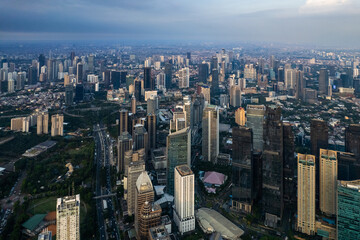 Obraz premium aerial shoot of Jakarta skyline during the golden hour. Jakarta is the capital city of indonesia that also one of the most populated city in the world.