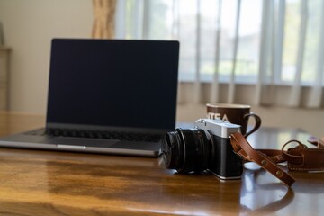 Obraz premium リビングの机の上のカメラとパソコン