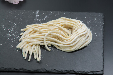 ゆでる前の讃岐うどん